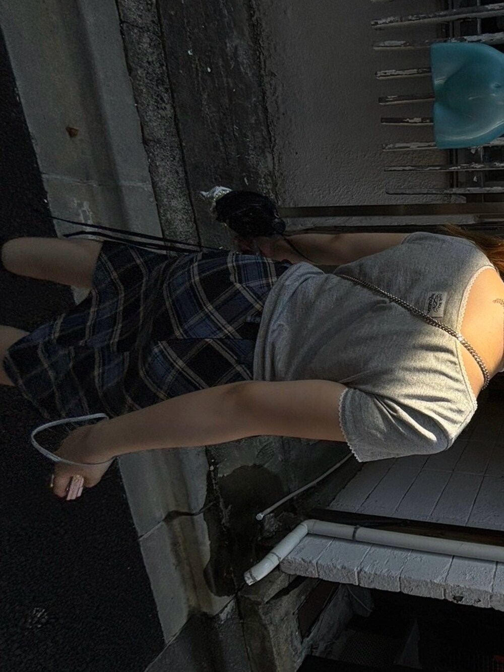 グレー系のTシャツ/カットソー、ブルー系のスカートを着用したレディースの夏コーディネートの4枚目の写真