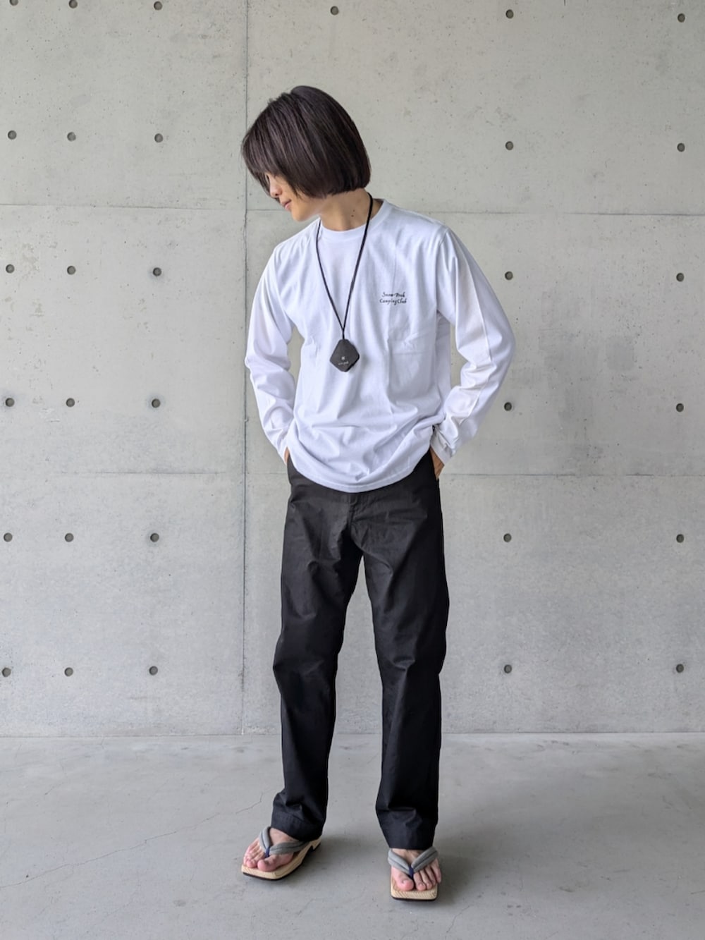 「アツいコーデ全部見せ、お出かけコーデ、シャツスタイル、秋服準備はじめました、メンズファッション、お洒落さんとつながりたい、今日のコーデ、大人カジュアル、休日コーデ、ロンT、ホワイト、シンプルスタイル、きれいめカジュアル、ゆるコーデ」｜「Snow PeakのSnow Peak Camping Club Long Sleeve T-Shirt（Tシャツ/カットソー、ホワイト系）」を使った、kiriyama27さん（メンズ・182cm）の夏コーディネートの2枚目の写真