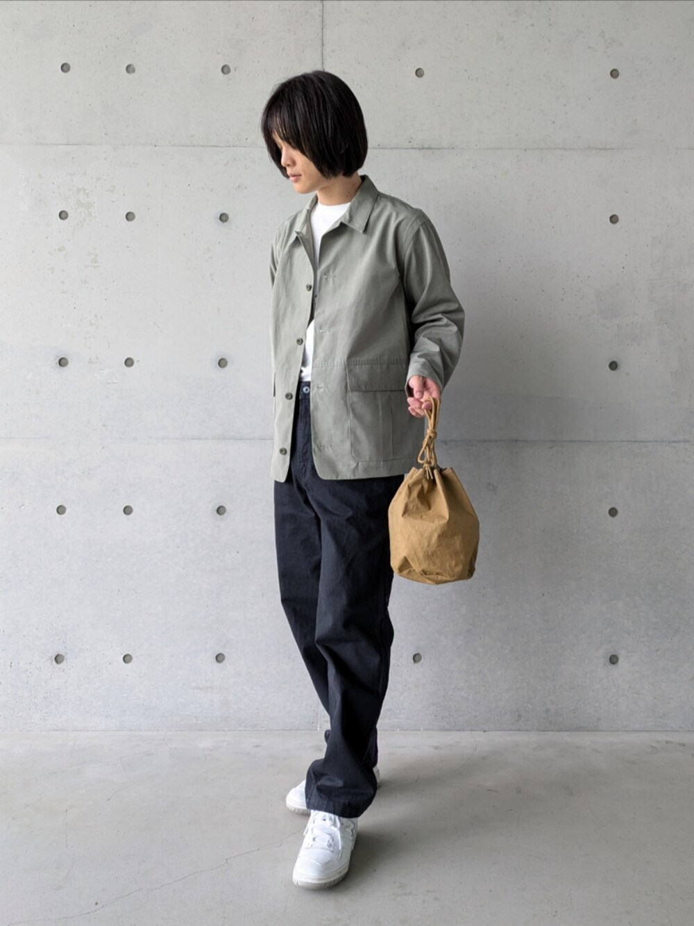 「アツいコーデ全部見せ、お出かけコーデ、メンズファッション、お洒落さんとつながりたい、今日のコーデ、大人カジュアル、休日コーデ、ホワイト、シンプルスタイル、きれいめカジュアル、タックイン、ゆるコーデ、シンプル、ジャケット、デニム」｜「Snow PeakのMofM Message T-Shirt（Tシャツ/カットソー、ホワイト系）」を使った、kiriyama27さん（メンズ・182cm）の夏コーディネートの2枚目の写真