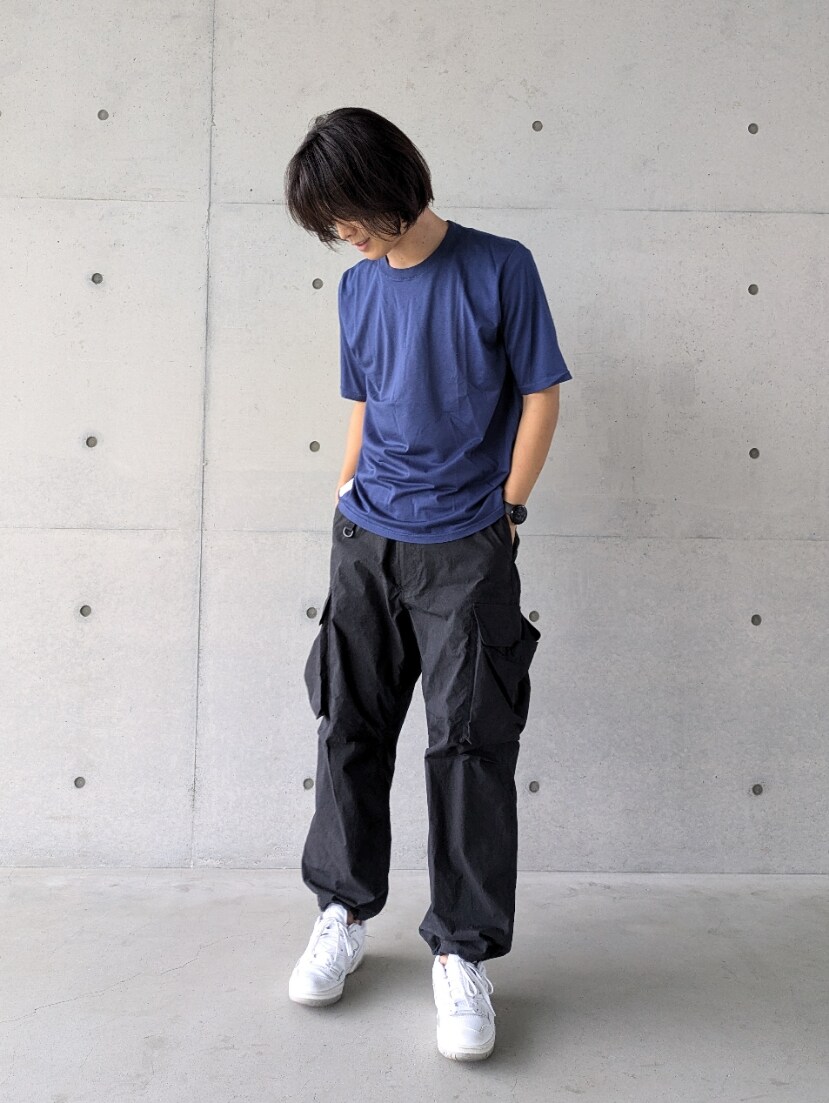 「休日スタイル、シンプルスタイル、オトナカジュアル、おしゃれさんと繋がりたい、きれいめカジュアル、秋のコーデ、リラックススタイル、スニーカーコーデ、秋色、ブラック、服好きな人と繋がりたい、秋服準備はじめました、ワイドパンツ、秋コーデ、ゆるコーデ」｜「Snow Peakのアイテム（Tシャツ/カットソー、グレー系）」を使った、kiriyama27さん（メンズ・182cm）の秋コーディネートの4枚目の写真
