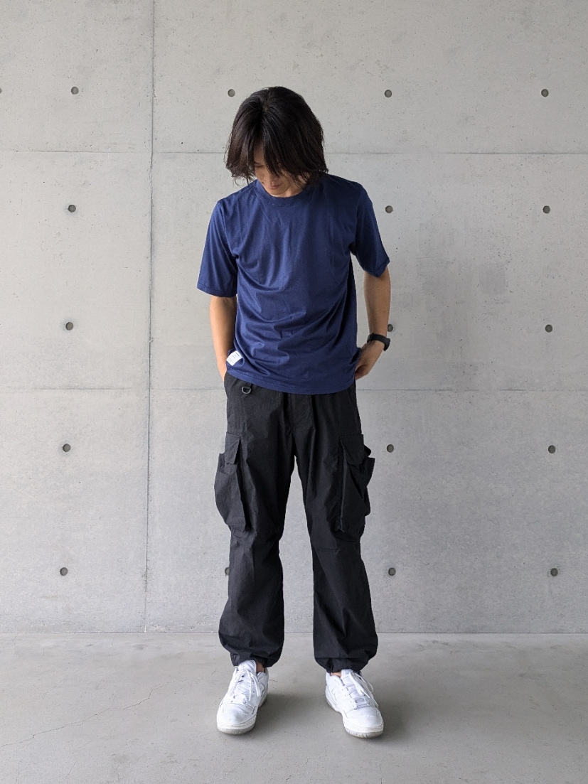 「休日スタイル、シンプルスタイル、オトナカジュアル、おしゃれさんと繋がりたい、きれいめカジュアル、秋のコーデ、リラックススタイル、スニーカーコーデ、秋色、ブラック、服好きな人と繋がりたい、秋服準備はじめました、ワイドパンツ、秋コーデ、ゆるコーデ」｜「Snow Peakのアイテム（Tシャツ/カットソー、グレー系）」を使った、kiriyama27さん（メンズ・182cm）の秋コーディネートの2枚目の写真