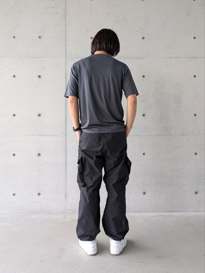 「休日スタイル、シンプルスタイル、オトナカジュアル、おしゃれさんと繋がりたい、きれいめカジュアル、秋のコーデ、リラックススタイル、スニーカーコーデ、秋色、ブラック、服好きな人と繋がりたい、秋服準備はじめました、ワイドパンツ、秋コーデ、ゆるコーデ」｜「Snow Peakのアイテム（Tシャツ/カットソー、グレー系）」を使った、kiriyama27さん（メンズ・182cm）の秋コーディネートの8枚目の写真