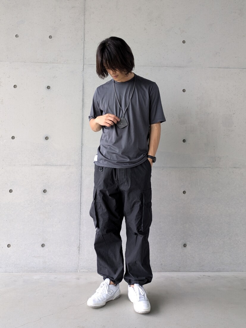 「休日スタイル、シンプルスタイル、オトナカジュアル、おしゃれさんと繋がりたい、きれいめカジュアル、秋のコーデ、リラックススタイル、スニーカーコーデ、秋色、ブラック、服好きな人と繋がりたい、秋服準備はじめました、ワイドパンツ、秋コーデ、ゆるコーデ」｜「Snow Peakのアイテム（Tシャツ/カットソー、グレー系）」を使った、kiriyama27さん（メンズ・182cm）の秋コーディネートの7枚目の写真