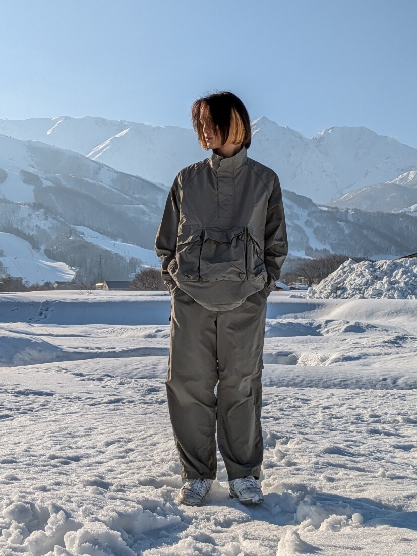 「ジャケット、春色、春めき満開コーデ、春コーデ、休日コーデ、ストリートコーデ、春服、カジュアルスタイル、リラックススタイル、大人コーデ、ビッグシルエット、メンズファッション、ファッションを楽しもう、大人カジュアル、春夏コーデ」｜「Snow PeakのNylon Tussah Anorak プルオーバー（その他アウター、グリーン系）」を使った、kiriyama27さん（メンズ・182cm）の春コーディネートの4枚目の写真