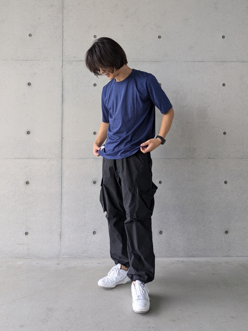 「休日スタイル、シンプルスタイル、オトナカジュアル、おしゃれさんと繋がりたい、きれいめカジュアル、秋のコーデ、リラックススタイル、スニーカーコーデ、秋色、ブラック、服好きな人と繋がりたい、秋服準備はじめました、ワイドパンツ、秋コーデ、ゆるコーデ」｜「Snow Peakのアイテム（Tシャツ/カットソー、グレー系）」を使った、kiriyama27さん（メンズ・182cm）の秋コーディネートの3枚目の写真