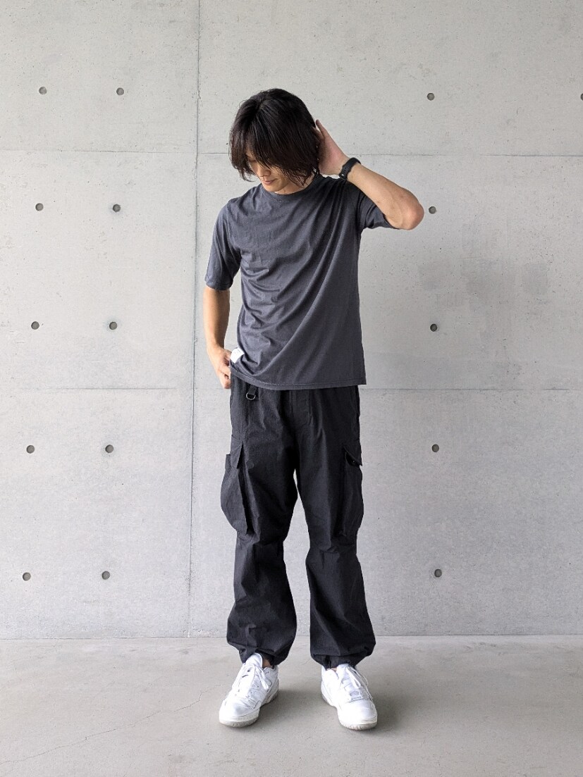 「休日スタイル、シンプルスタイル、オトナカジュアル、おしゃれさんと繋がりたい、きれいめカジュアル、秋のコーデ、リラックススタイル、スニーカーコーデ、秋色、ブラック、服好きな人と繋がりたい、秋服準備はじめました、ワイドパンツ、秋コーデ、ゆるコーデ」｜「Snow Peakのアイテム（Tシャツ/カットソー、グレー系）」を使った、kiriyama27さん（メンズ・182cm）の秋コーディネートの6枚目の写真