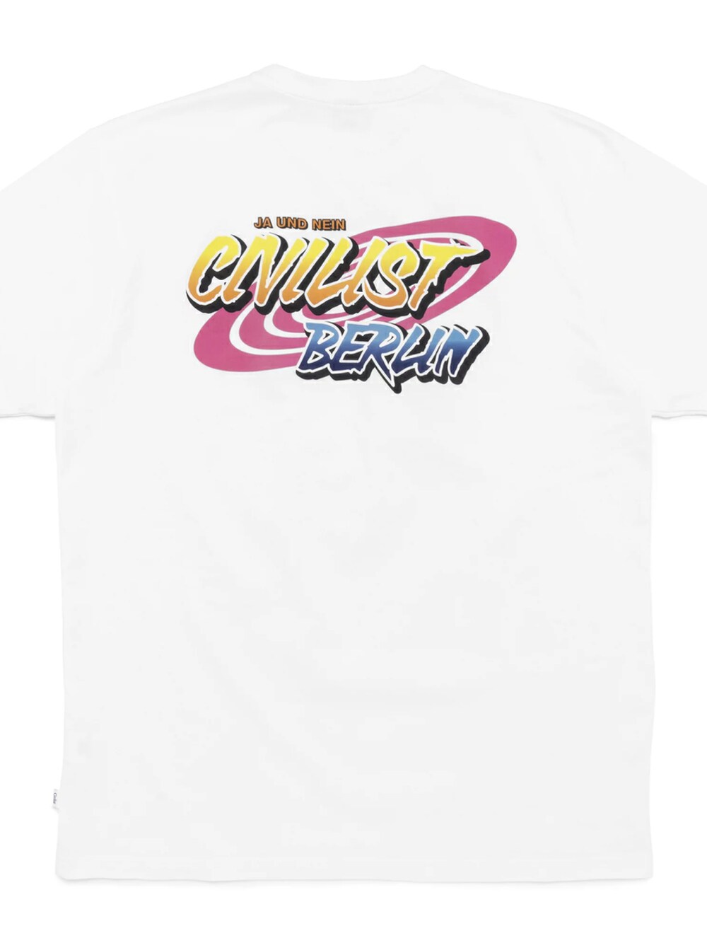 ブラック系のスカジャン、ホワイト系のTシャツ/カットソー、ブルー系のデニムパンツを着用したメンズの春コーディネートの3枚目の写真