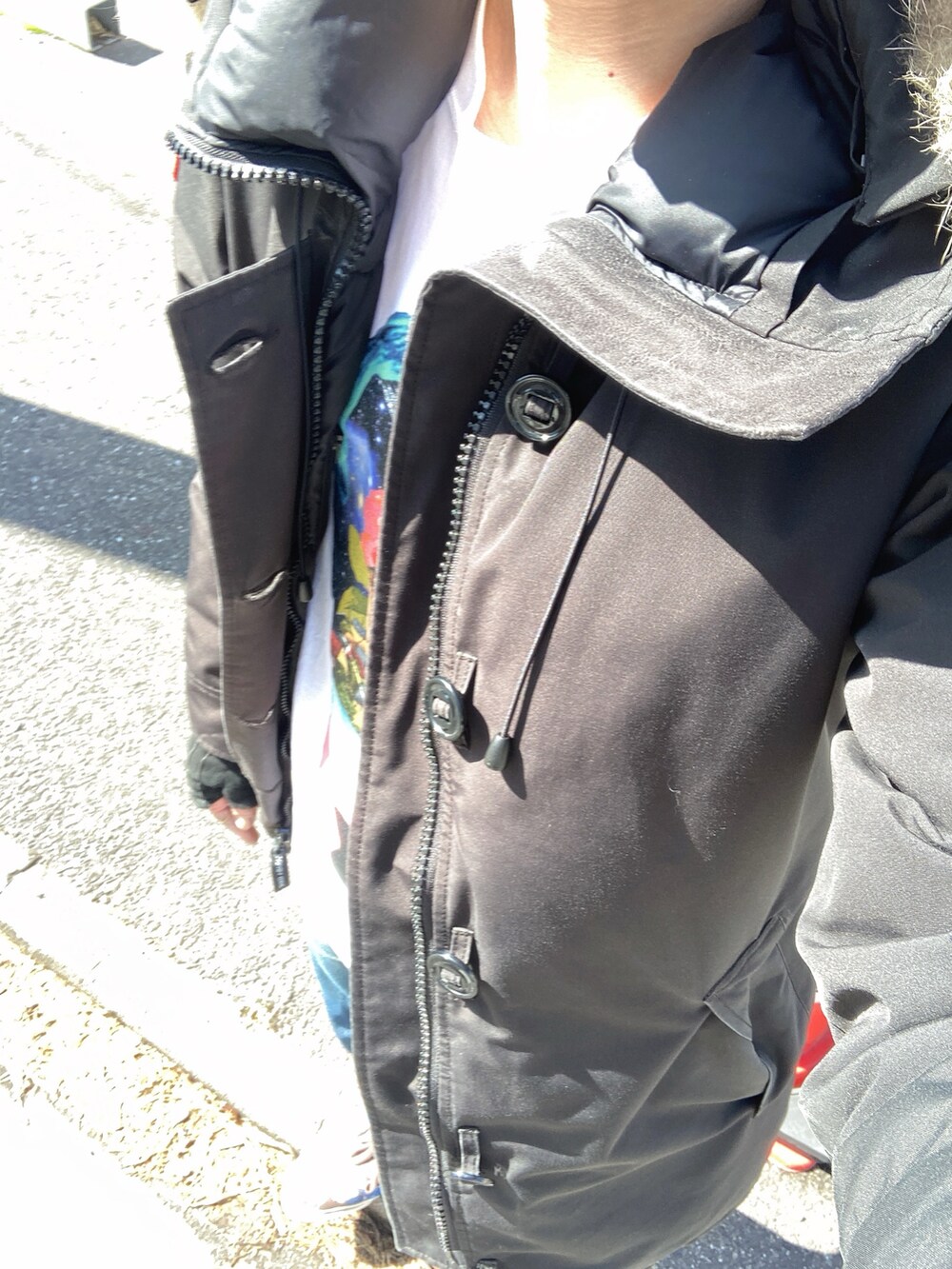 ブラック系のダウンジャケット/コート、ホワイト系のTシャツ/カットソーを着用したメンズの冬コーディネートの3枚目の写真