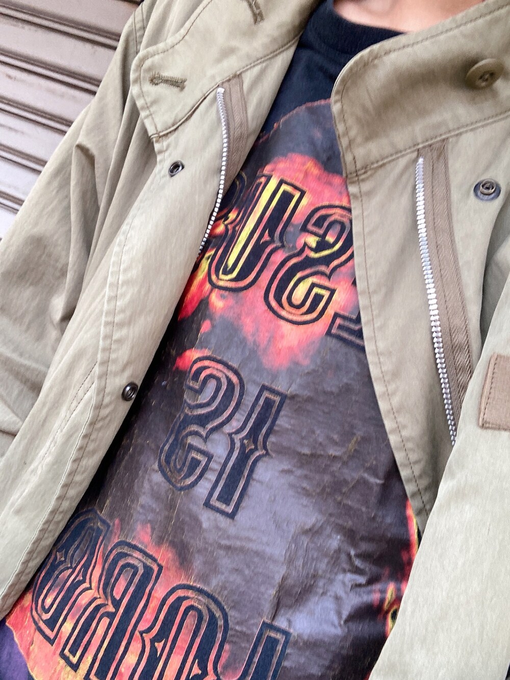 その他のモッズコート、ブラック系のTシャツ/カットソー、ブルー系のデニムパンツを着用したメンズの秋コーディネートの2枚目の写真