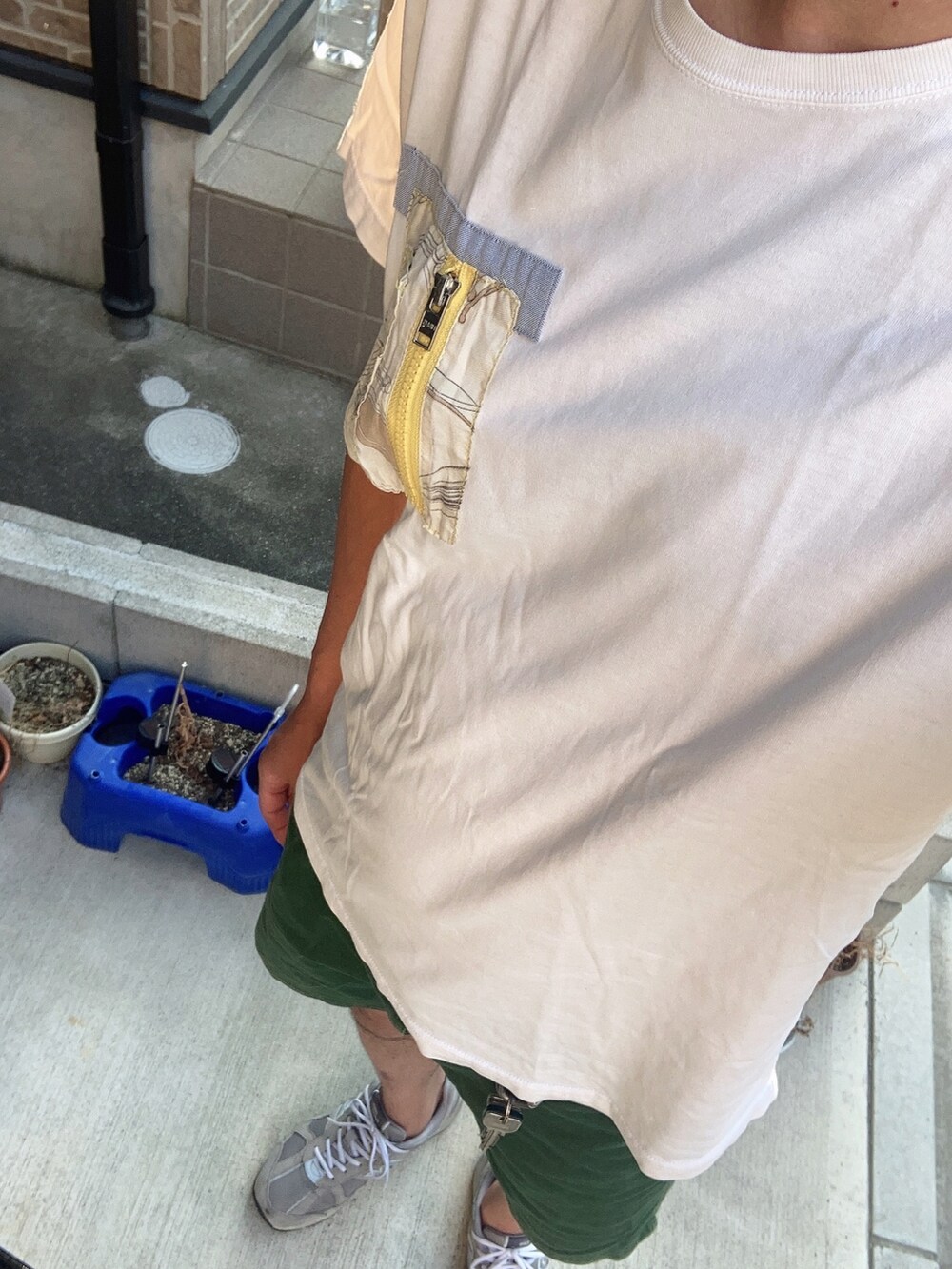 「夏コーデ、シンプルコーデ、Tシャツ、スニーカーコーデ、ニューバランス」｜「HBNSのアイテム（Tシャツ/カットソー、ホワイト系）」を使った、0540925さん（メンズ・181cm）の夏コーディネートの2枚目の写真