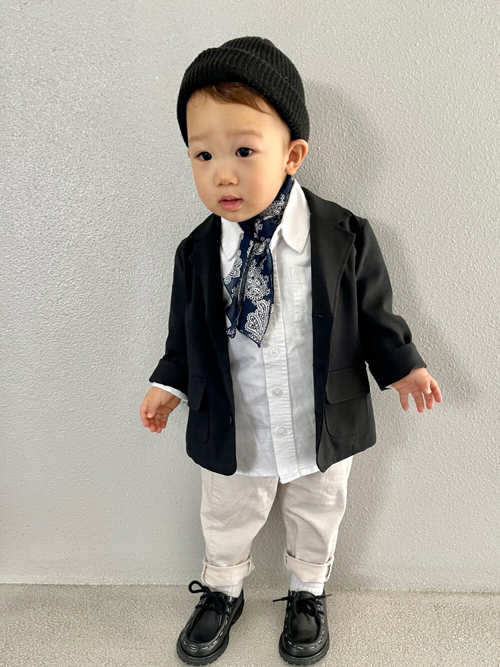 ブラック系のテーラードジャケット、ホワイト系のシャツ/ブラウス、ホワイト系のその他パンツを着用したキッズの春コーディネートの2枚目の写真