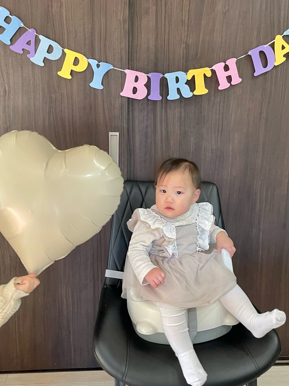 ホワイト系のシャツ/ブラウス、ブルー系のデニムパンツ、ベージュ系のスニーカーを着用したキッズの冬コーディネートの2枚目の写真