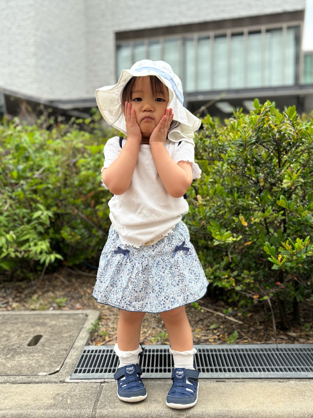 ホワイト系のTシャツ/カットソー、ブルー系のサンダル、ホワイト系のハットを着用したキッズの春コーディネートの2枚目の写真