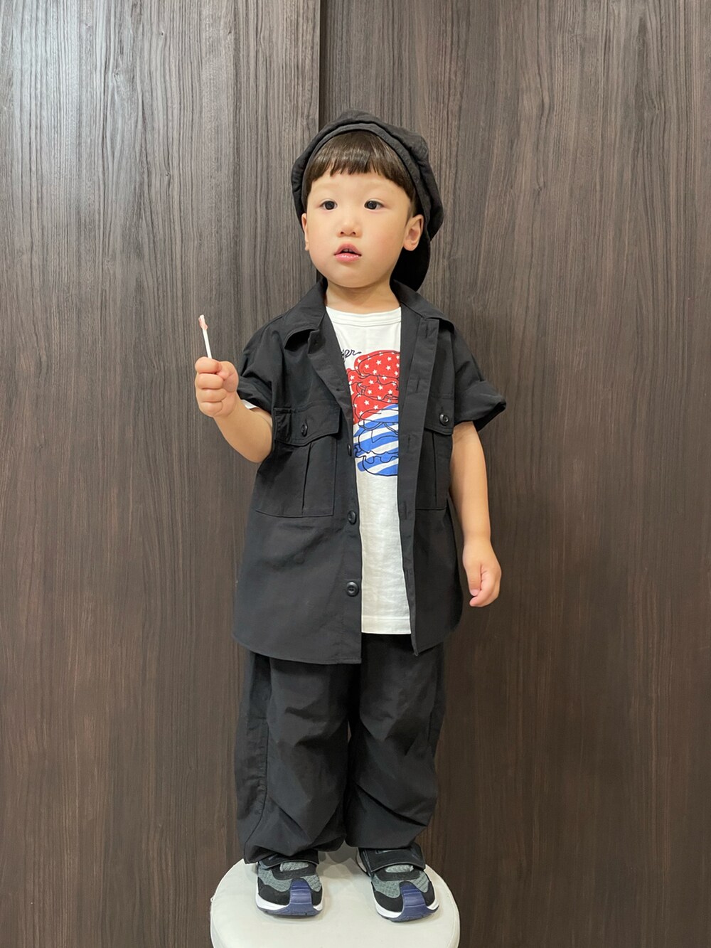 ブラック系のシャツ/ブラウス、ホワイト系のTシャツ/カットソー、ブラック系のカーゴパンツを着用したキッズの夏コーディネートの2枚目の写真