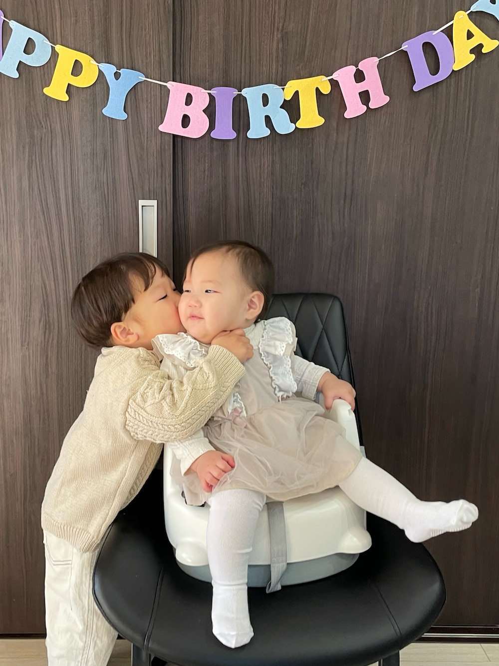 ホワイト系のシャツ/ブラウス、ブルー系のデニムパンツ、ベージュ系のスニーカーを着用したキッズの冬コーディネートの3枚目の写真