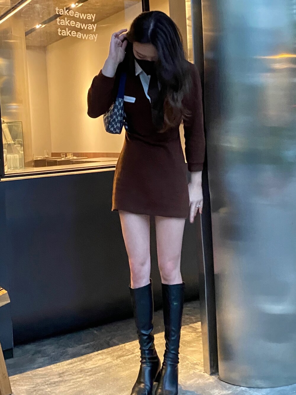 ブラック系のブーツを着用したレディースの冬コーディネートの2枚目の写真