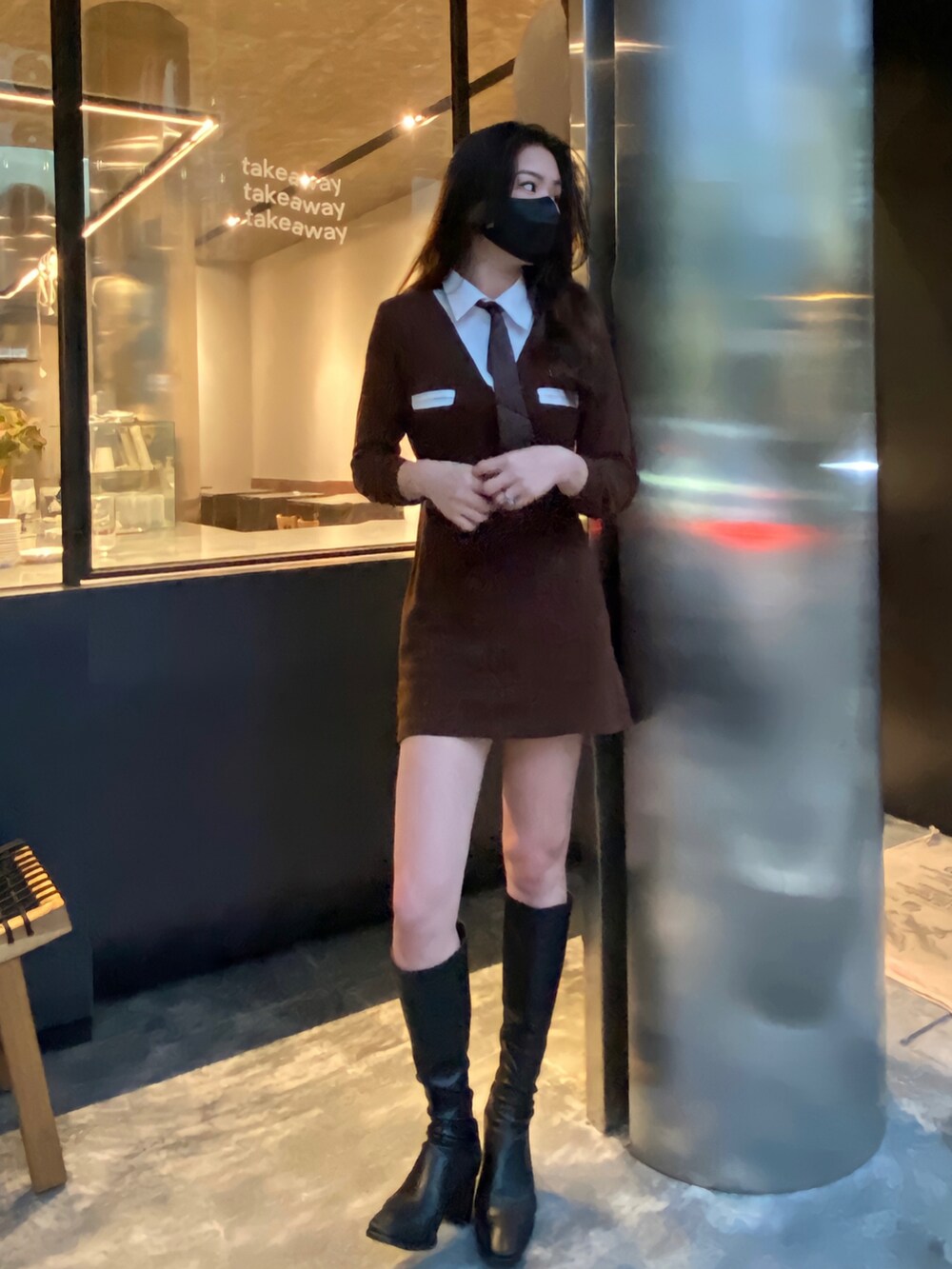 ブラック系のTシャツ/カットソーを着用したレディースの冬コーディネートの2枚目の写真