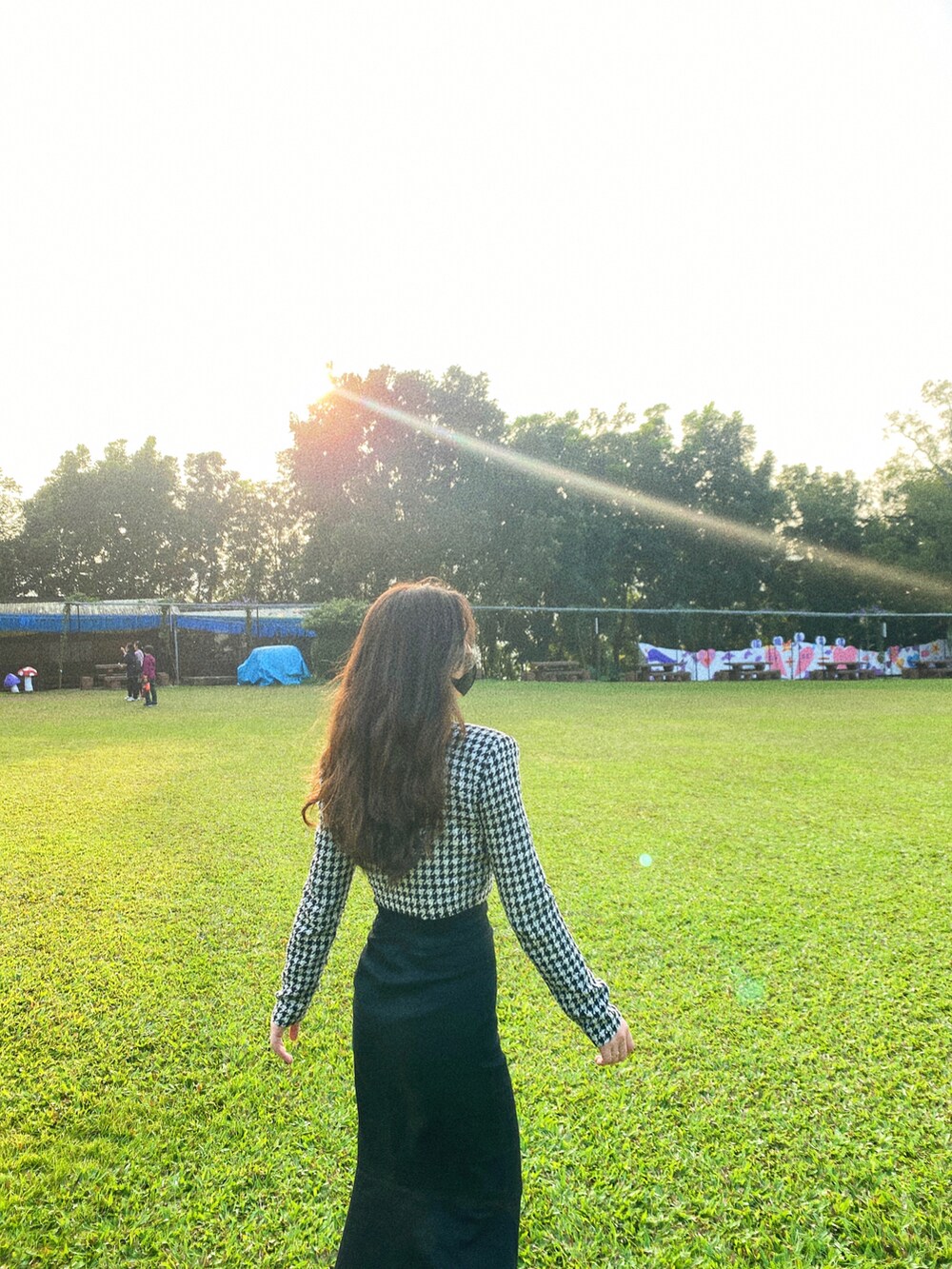 ホワイト系のスカート、ブラック系のトップスを着用したレディースの冬コーディネートの2枚目の写真