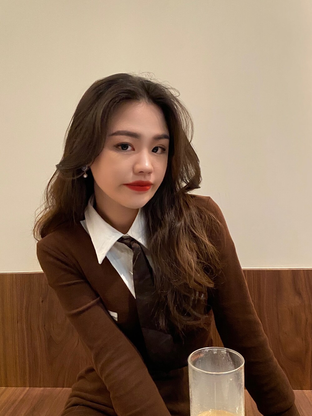 ブラック系のブーツを着用したレディースの冬コーディネートの3枚目の写真