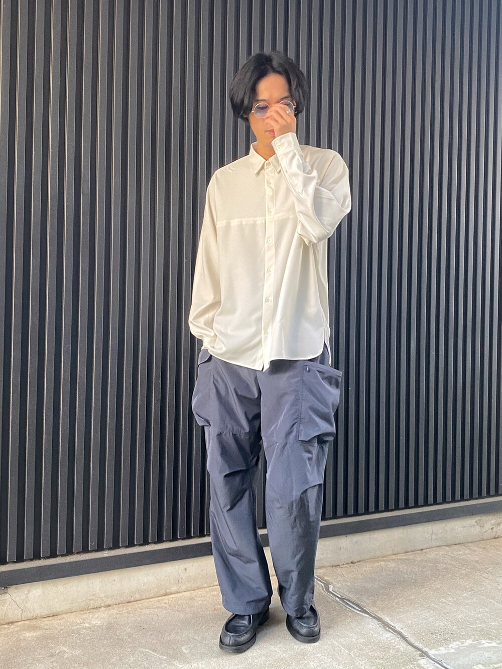 ホワイト系のシャツ/ブラウス、ブルー系のその他パンツ、ブラック系のブーツを着用したメンズの秋コーディネートの2枚目の写真