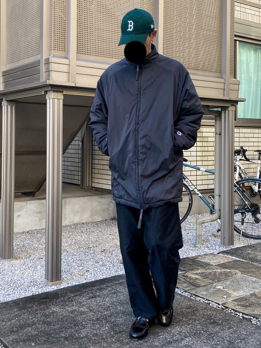 ブラック系のローファー、ブラック系のパンツ、ブラック系のブルゾンを着用したメンズの冬コーディネートの2枚目の写真