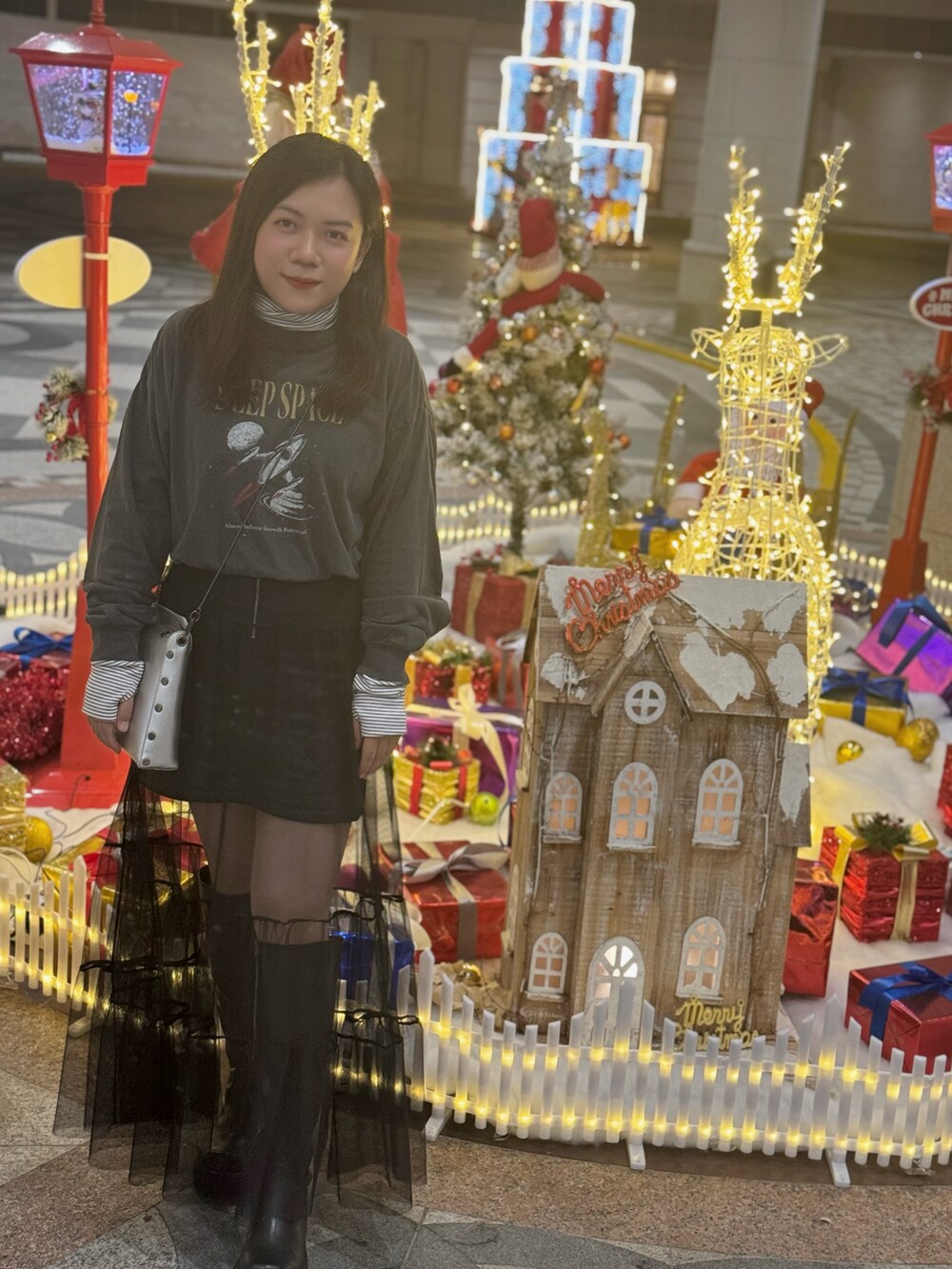 ブラック系のブーツ、グレー系のTシャツ/カットソーを着用したレディースの春コーディネートの2枚目の写真