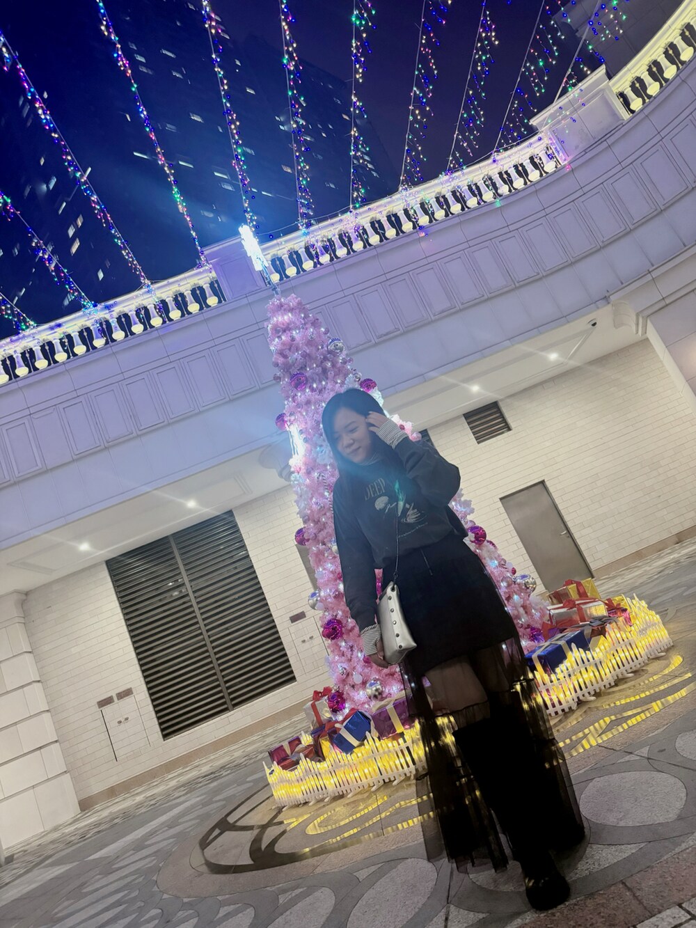 ブラック系のブーツ、グレー系のTシャツ/カットソーを着用したレディースの春コーディネートの3枚目の写真