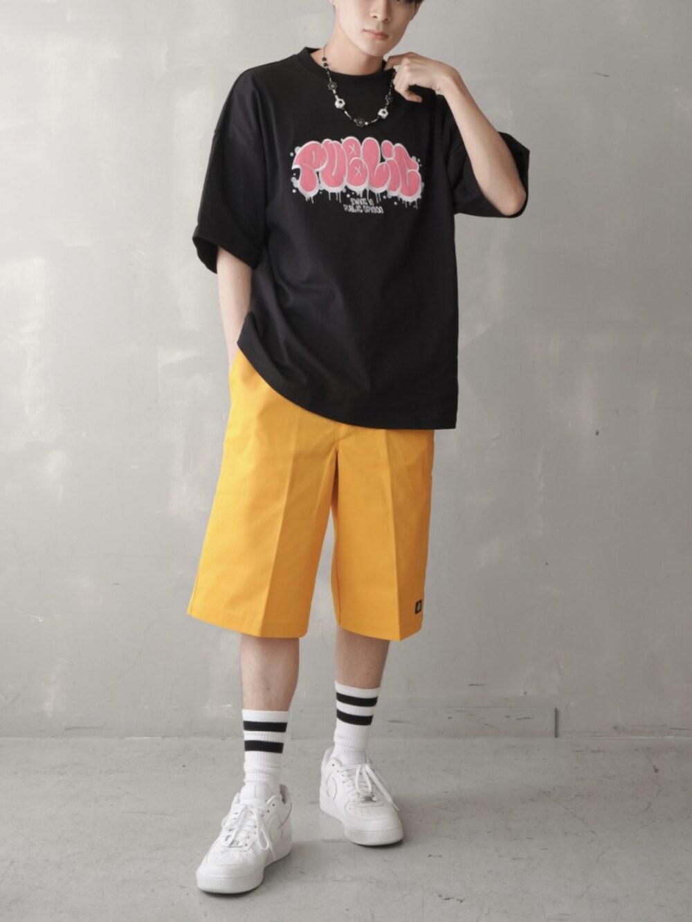 「春夏コーデ、休日スタイル、ビッグシルエット、白パンツ、カラーパンツ、Tシャツ、ごきげんウィーク」｜「SPINNSの【ビッグシルエット】PUBLICグラフィックロゴ ビッグTシャツ（Tシャツ/カットソー、ホワイト系）」を使った、SPINNS_MEN【スピンズ】さん（メンズ・177cm）の春コーディネートの5枚目の写真