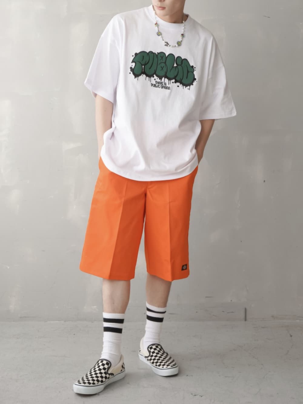 「春夏コーデ、休日スタイル、ビッグシルエット、白パンツ、カラーパンツ、Tシャツ、ごきげんウィーク」｜「SPINNSの【ビッグシルエット】PUBLICグラフィックロゴ ビッグTシャツ（Tシャツ/カットソー、ホワイト系）」を使った、SPINNS_MEN【スピンズ】さん（メンズ・177cm）の春コーディネートの2枚目の写真