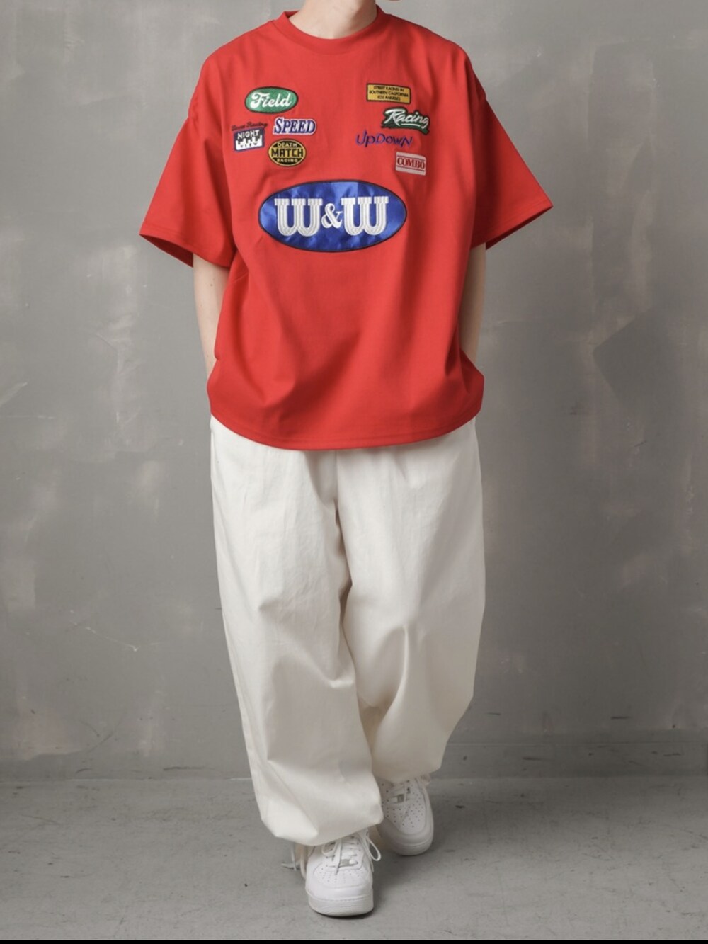 「ビックシルエット、Tシャツ、ワイドパンツ、カラーパンツ、白スニーカー」｜「SPINNSの【ビッグシルエット】レーシングロゴ刺繍ワッペン ビッグTシャツ（Tシャツ/カットソー、ホワイト系）」を使った、SPINNS_MEN【スピンズ】さん（メンズ・177cm）の春コーディネートの3枚目の写真