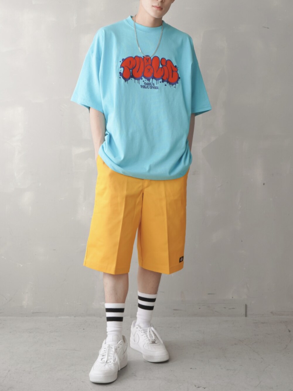 「春夏コーデ、休日スタイル、ビッグシルエット、白パンツ、カラーパンツ、Tシャツ、ごきげんウィーク」｜「SPINNSの【ビッグシルエット】PUBLICグラフィックロゴ ビッグTシャツ（Tシャツ/カットソー、ホワイト系）」を使った、SPINNS_MEN【スピンズ】さん（メンズ・177cm）の春コーディネートの3枚目の写真