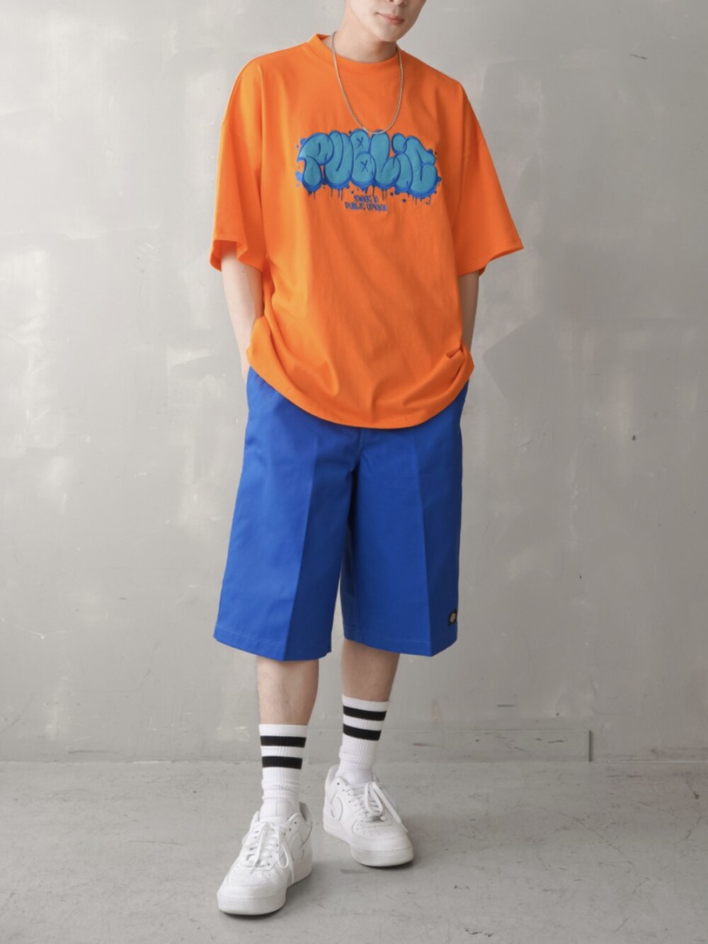 「春夏コーデ、休日スタイル、ビッグシルエット、白パンツ、カラーパンツ、Tシャツ、ごきげんウィーク」｜「SPINNSの【ビッグシルエット】PUBLICグラフィックロゴ ビッグTシャツ（Tシャツ/カットソー、ホワイト系）」を使った、SPINNS_MEN【スピンズ】さん（メンズ・177cm）の春コーディネートの4枚目の写真