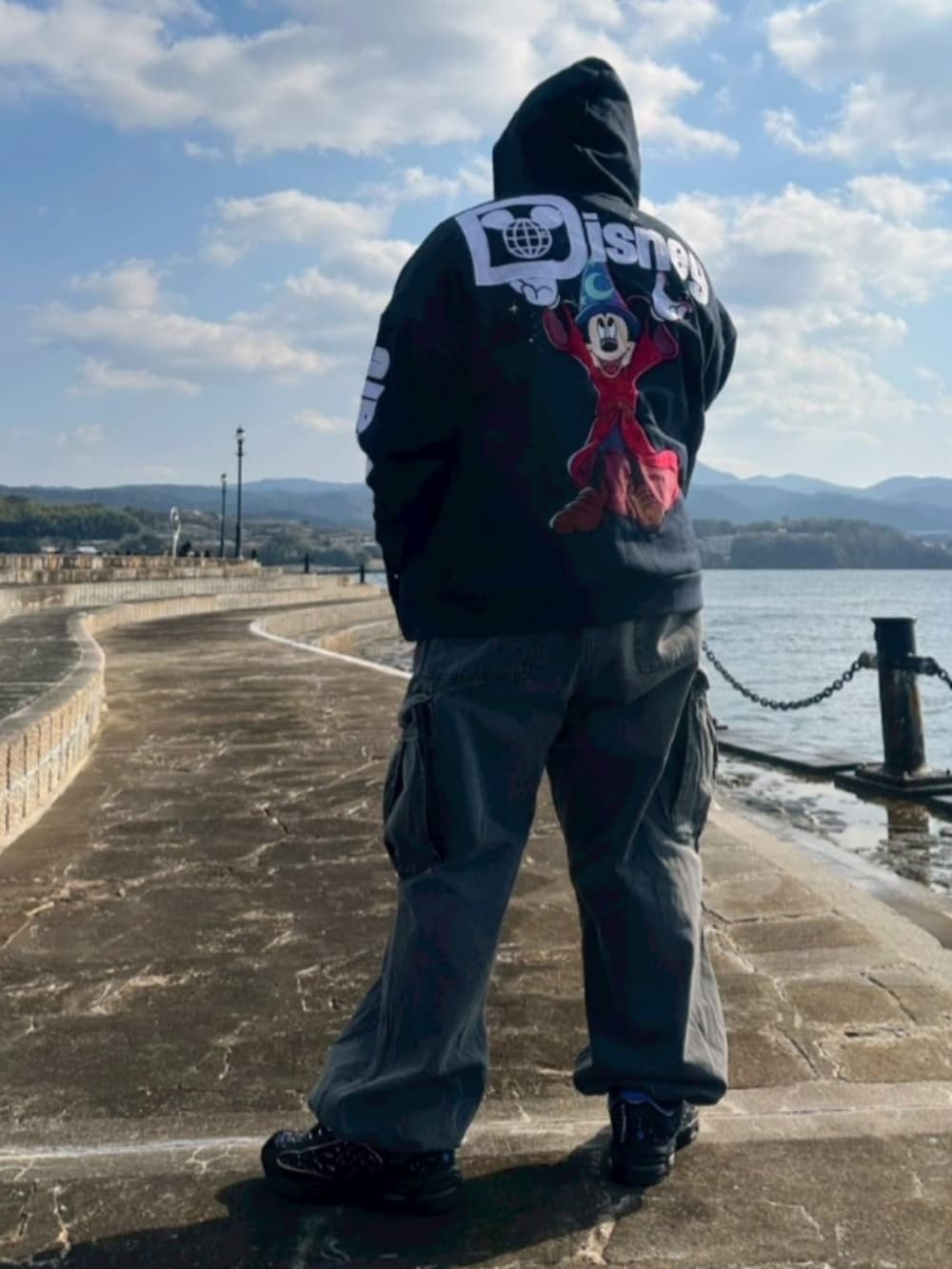 ブルー系のジャケット/アウターを着用したメンズの冬コーディネートの2枚目の写真