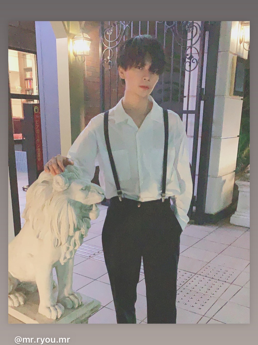 ホワイト系のポロシャツ、ブラック系のスラックス、ブラック系のサスペンダーを着用したメンズの春コーディネートの2枚目の写真