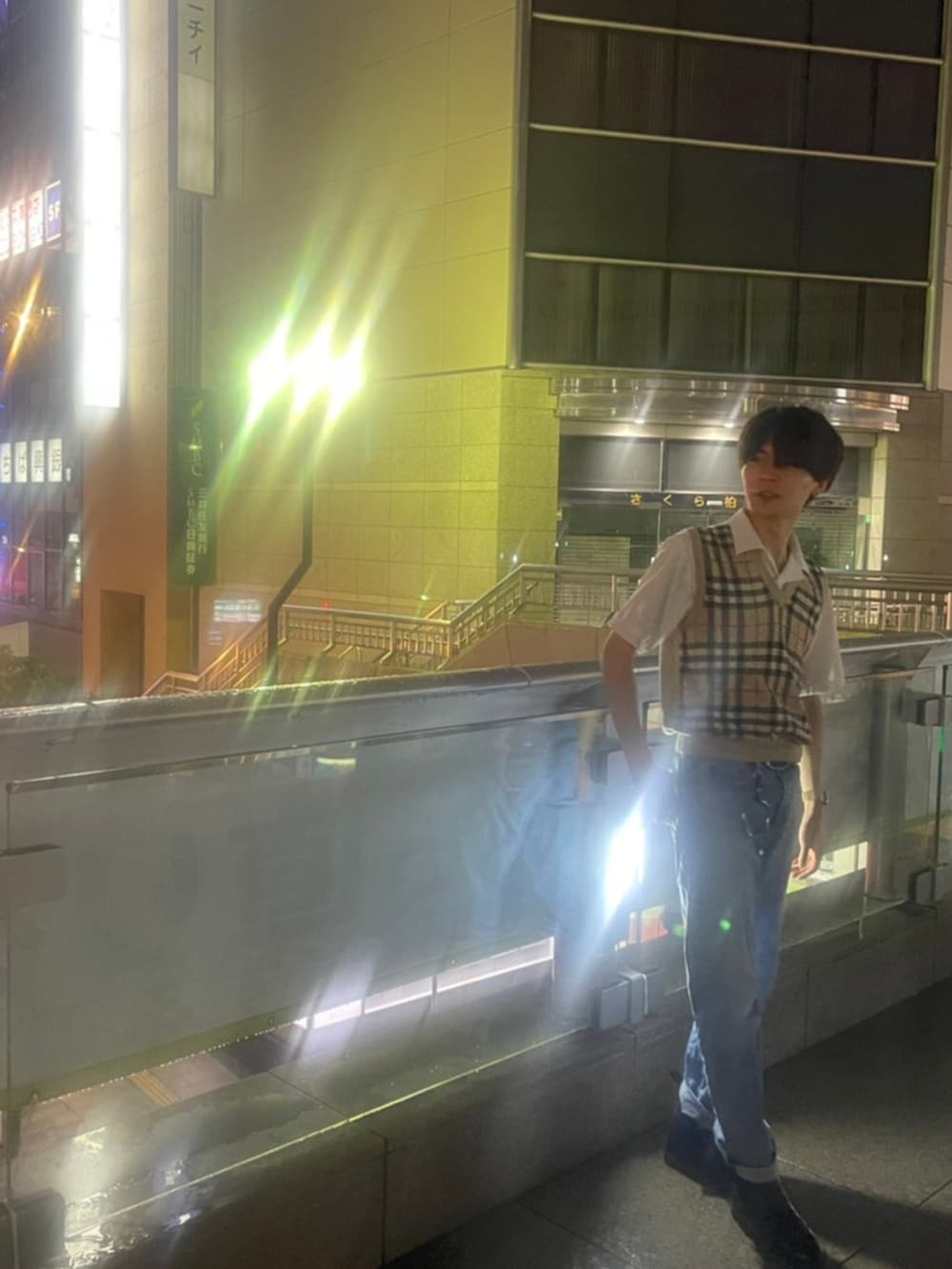 ブルー系のデニムパンツ、ブラック系のブーツ、その他のベストを着用したメンズの春コーディネートの2枚目の写真