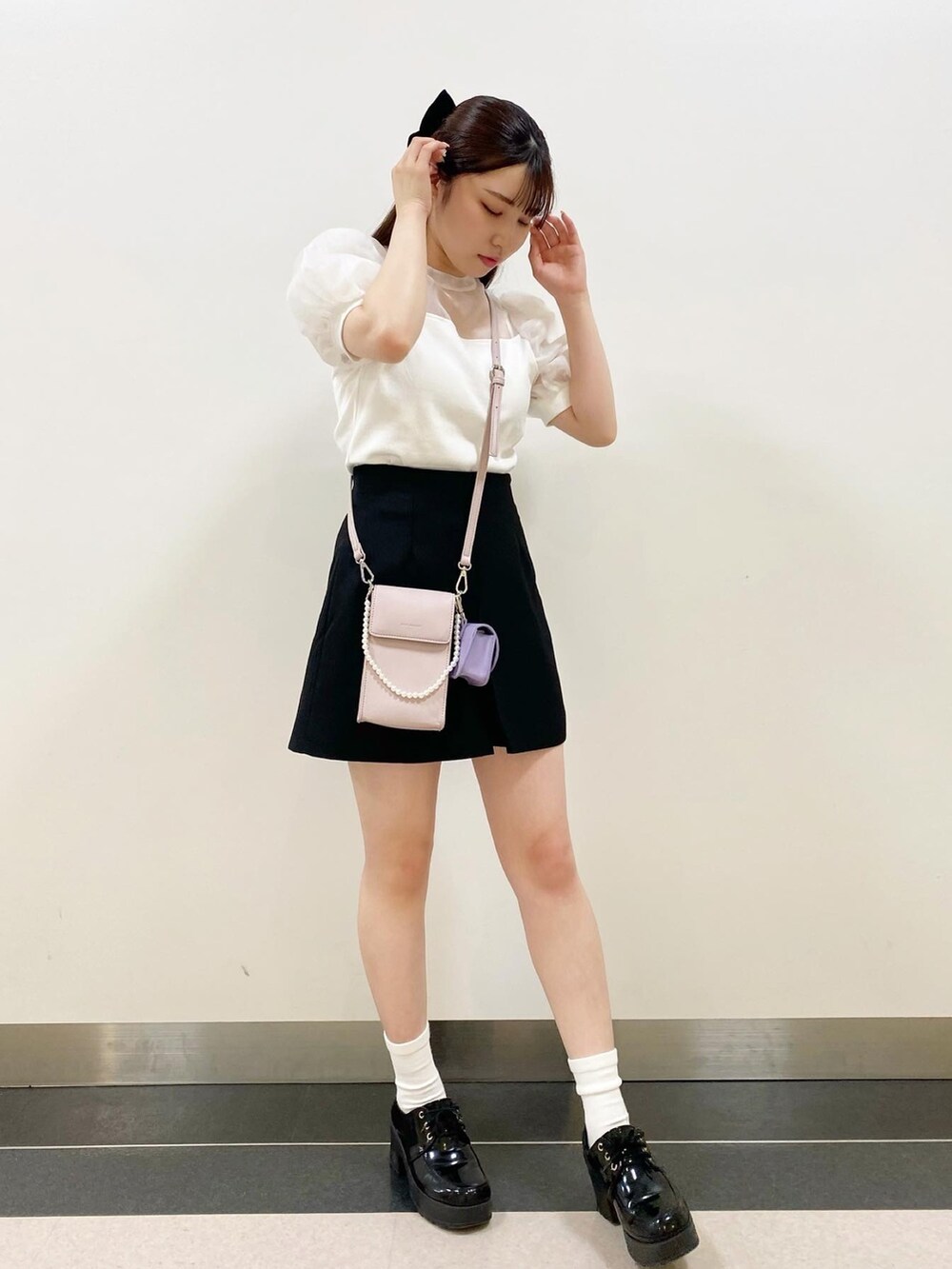 ホワイト系のTシャツ/カットソー、パープル系のショルダーバッグ、ブラック系のその他パンツを着用したレディースの夏コーディネートの3枚目の写真