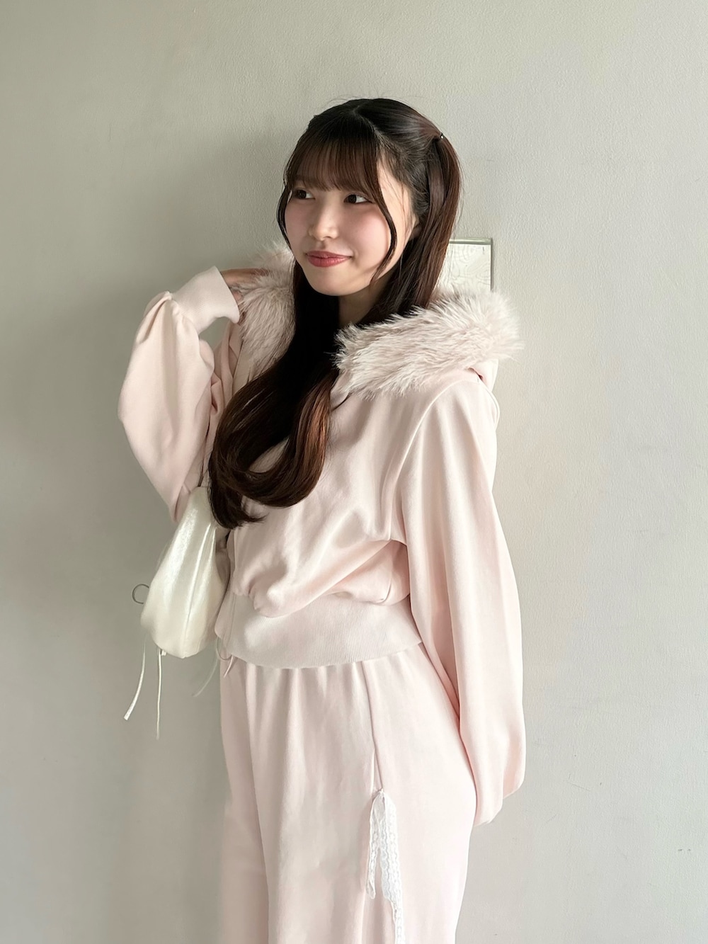 ピンク系のTシャツ/カットソー、ホワイト系のショルダーバッグ、ピンク系のスウェットパンツを着用したレディースの秋コーディネートの3枚目の写真