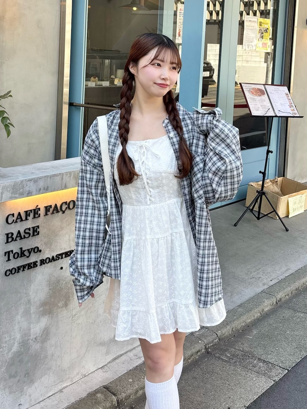 「春コーデ、春服、休日スタイル、お出かけコーデ、ワンピースコーデ、チェックシャツ、キャミワンピ、キャミワンピース、骨格ストレート、オリーブ デ オリーブ(OLIVE des OLIVE)、低身長コーデ、低身長女子、低身長、シャツスタイル、ローファー」｜「OLIVE des OLIVEのBigシャツ（シャツ/ブラウス、ブルー系）」を使った、wakanaさん（骨格ストレート・レディース・153cm）の春コーディネートの3枚目の写真