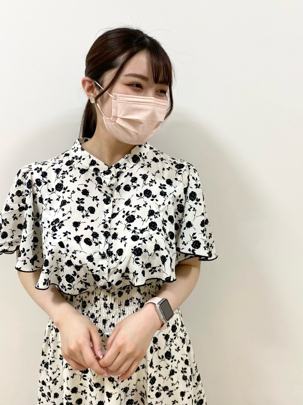 ホワイト系のワンピースを着用したレディースの夏コーディネートの4枚目の写真