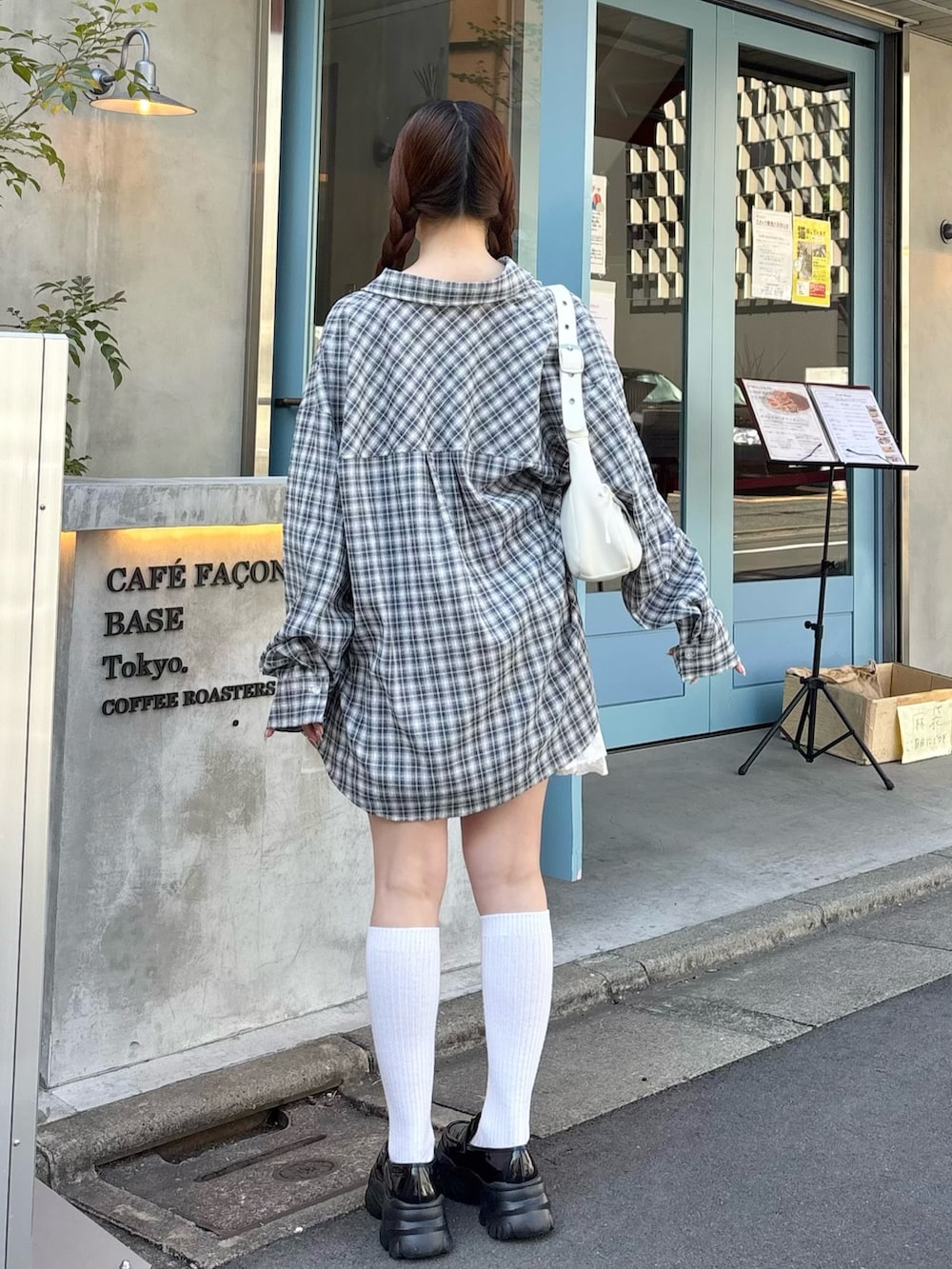 「春コーデ、春服、休日スタイル、お出かけコーデ、ワンピースコーデ、チェックシャツ、キャミワンピ、キャミワンピース、骨格ストレート、オリーブ デ オリーブ(OLIVE des OLIVE)、低身長コーデ、低身長女子、低身長、シャツスタイル、ローファー」｜「OLIVE des OLIVEのBigシャツ（シャツ/ブラウス、ブルー系）」を使った、wakanaさん（骨格ストレート・レディース・153cm）の春コーディネートの2枚目の写真