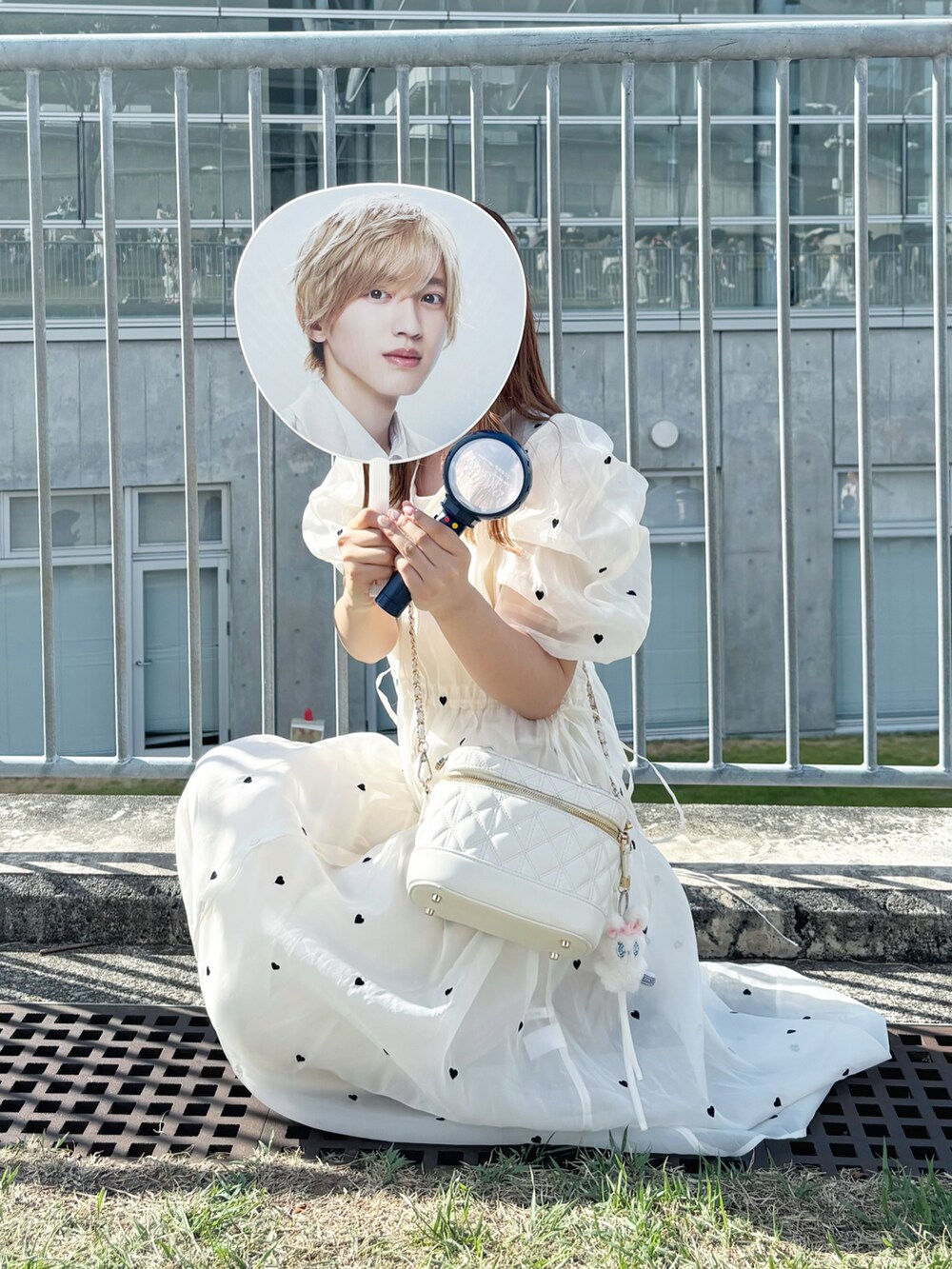 ホワイト系のワンピース、ホワイト系のショルダーバッグ、ベージュ系のサンダルを着用したレディースの夏コーディネートの3枚目の写真