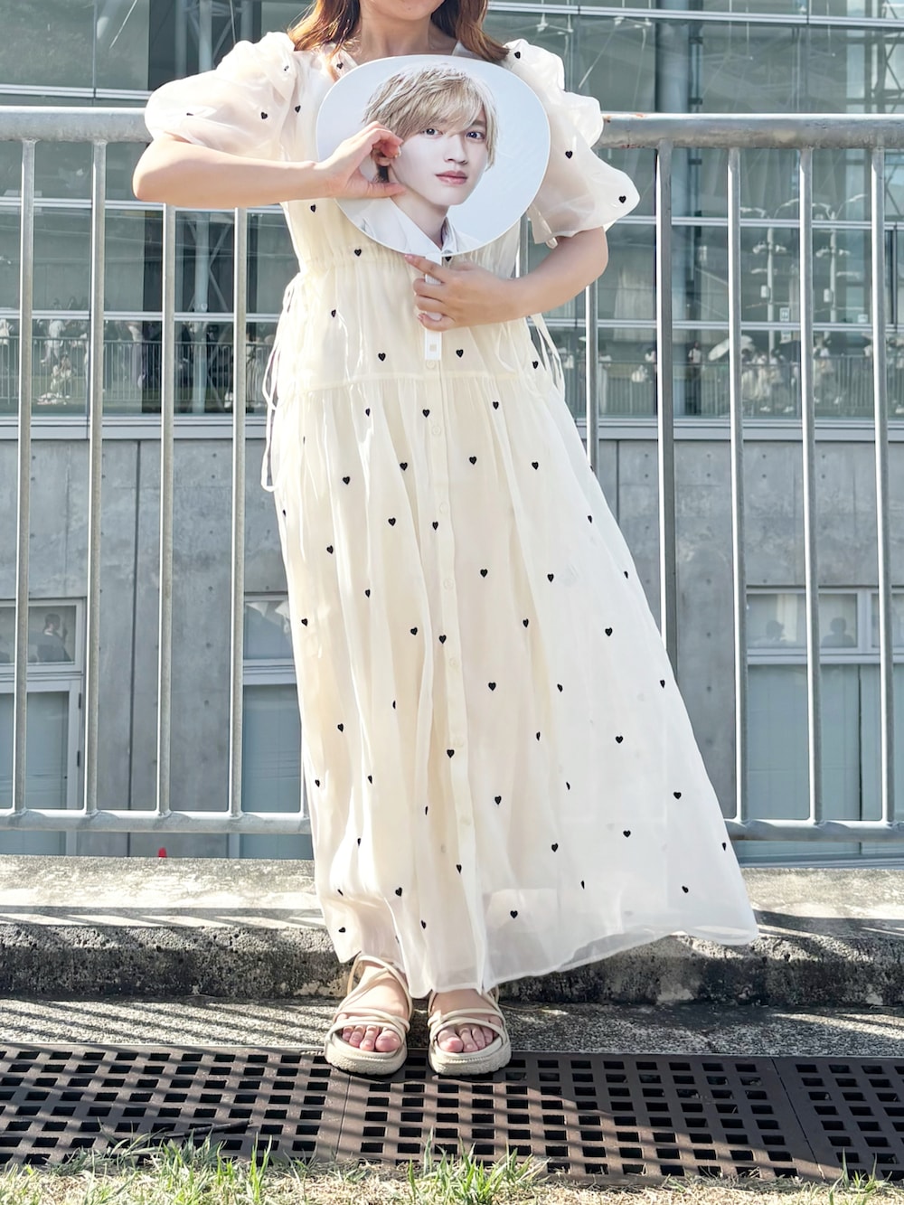 ホワイト系のワンピース、ホワイト系のショルダーバッグ、ベージュ系のサンダルを着用したレディースの夏コーディネートの2枚目の写真