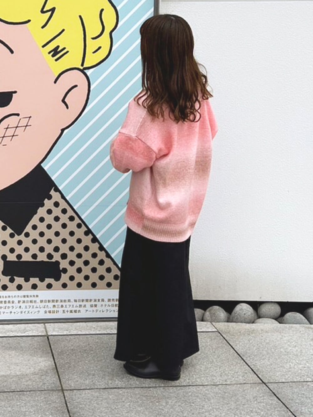 ピンク系のカーディガン/ボレロ、ブラック系のスカート、ホワイト系のTシャツ/カットソーを着用したレディースの春コーディネートの2枚目の写真