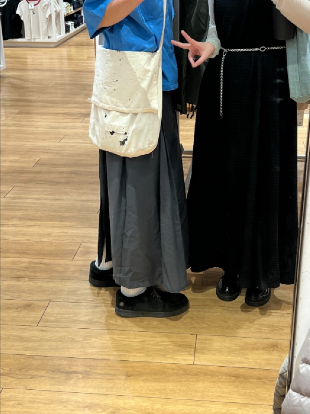 ブルー系のシャツ/ブラウス、グレー系のスカートを着用したメンズの秋コーディネートの4枚目の写真