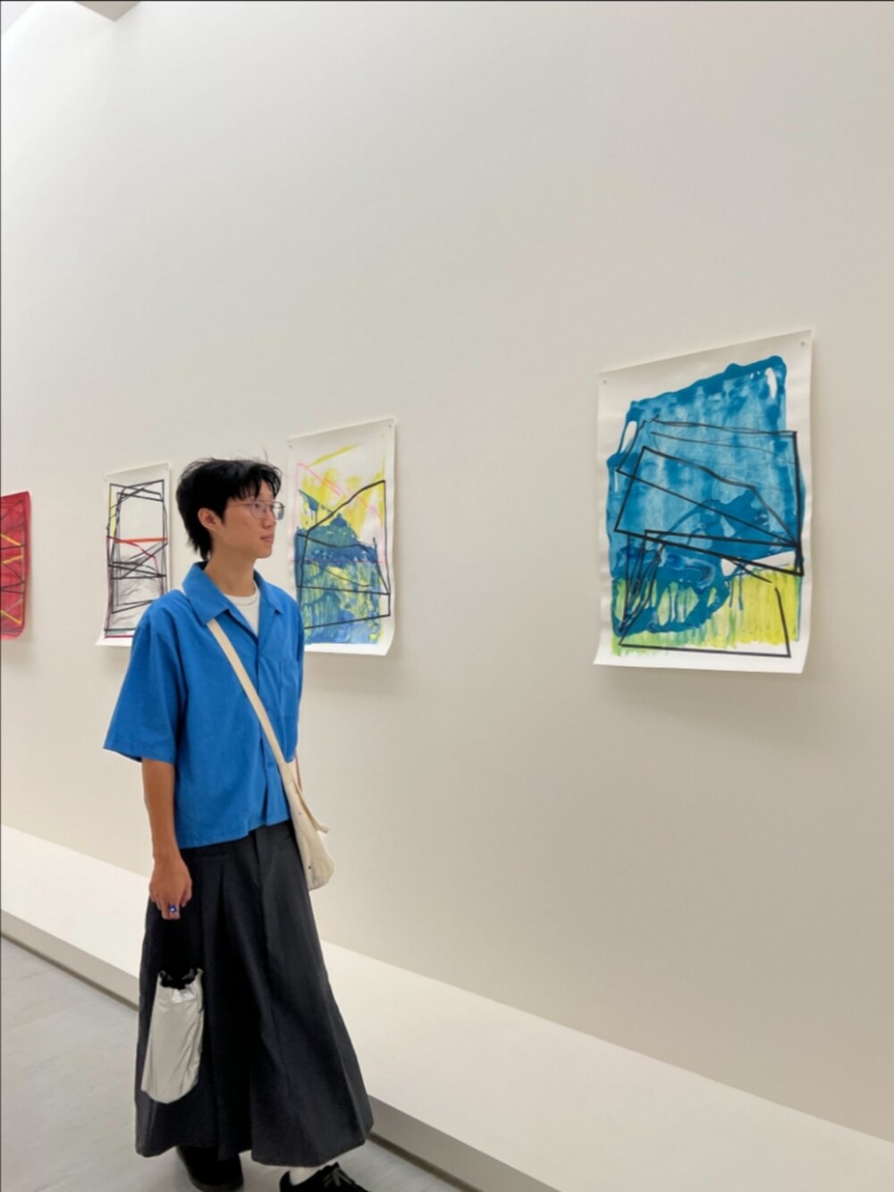 ブルー系のシャツ/ブラウス、グレー系のスカートを着用したメンズの秋コーディネートの3枚目の写真