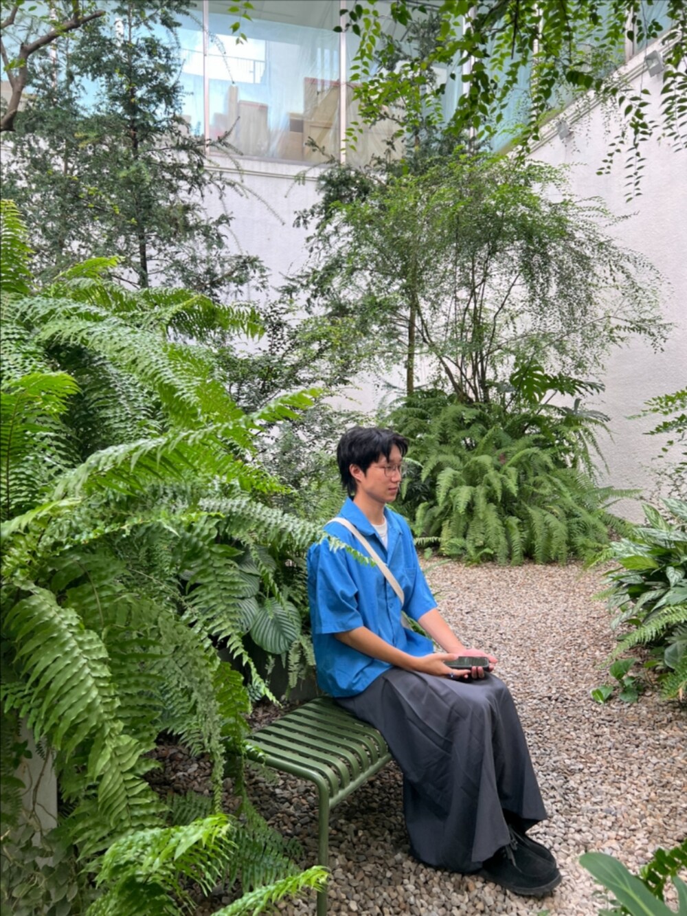 ブルー系のシャツ/ブラウス、グレー系のスカートを着用したメンズの秋コーディネートの2枚目の写真