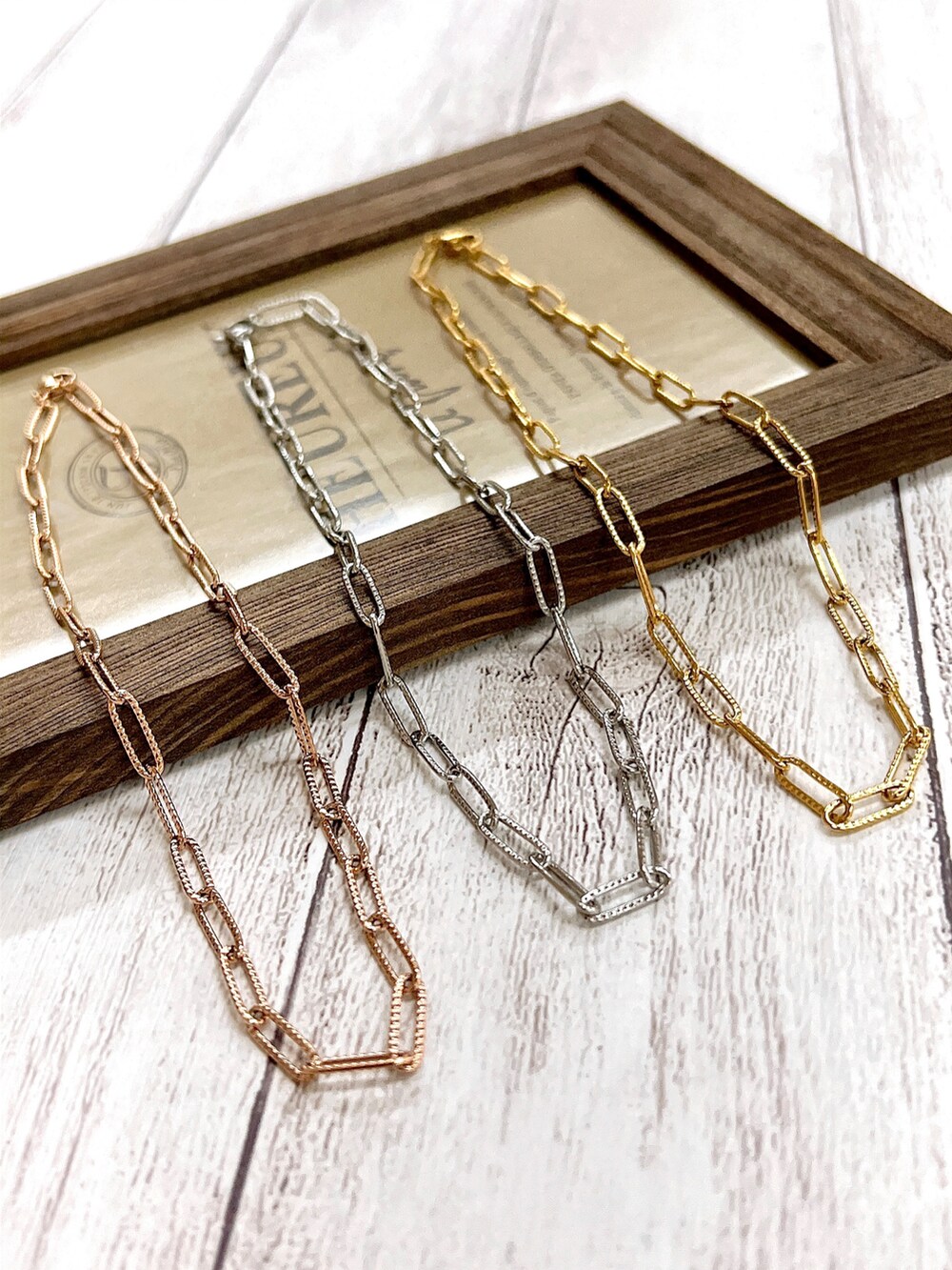 ゴールド系のネックレス、ホワイト系のその他を着用したレディースの秋コーディネートの4枚目の写真