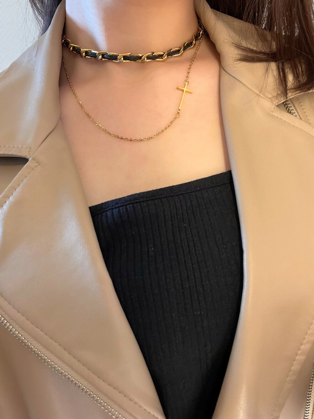 ブラック系のキャミソール、ホワイト系のその他、ゴールド系のネックレスを着用したレディースの秋コーディネートの5枚目の写真