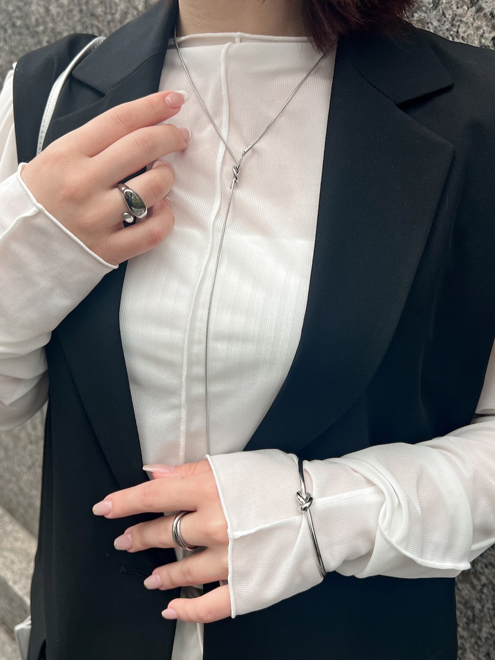 ホワイト系のカーゴパンツ、ホワイト系のシューズ、ホワイト系のトップスを着用したレディースの春コーディネートの2枚目の写真