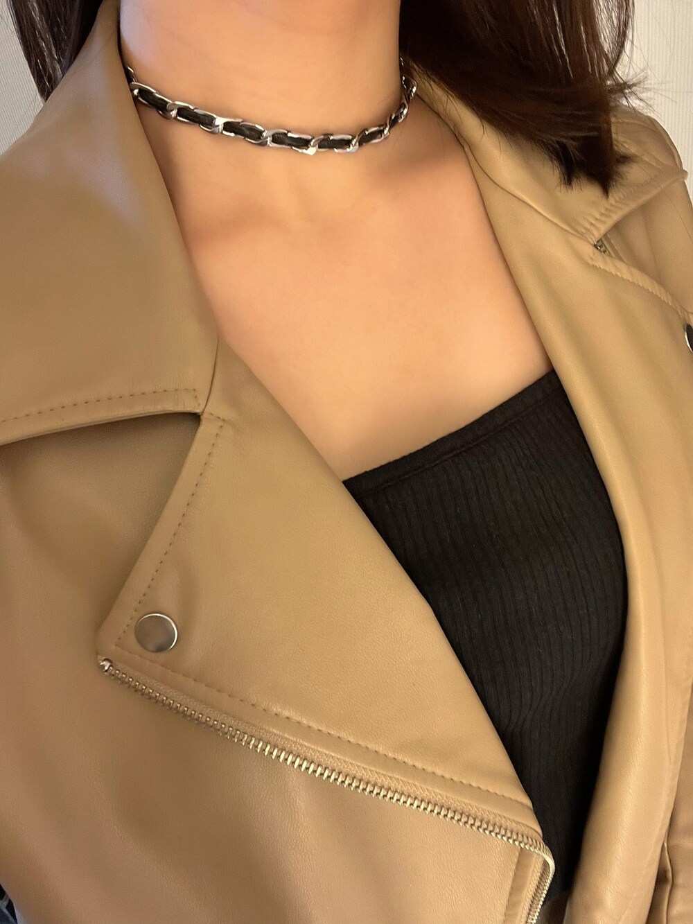 ブラック系のキャミソール、ホワイト系のその他、ゴールド系のネックレスを着用したレディースの秋コーディネートの2枚目の写真